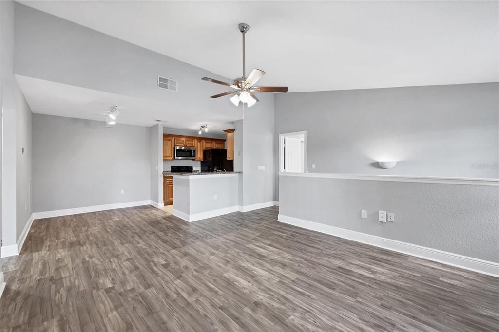 For Sale: $289,900 (2 beds, 2 baths, 1080 Square Feet)