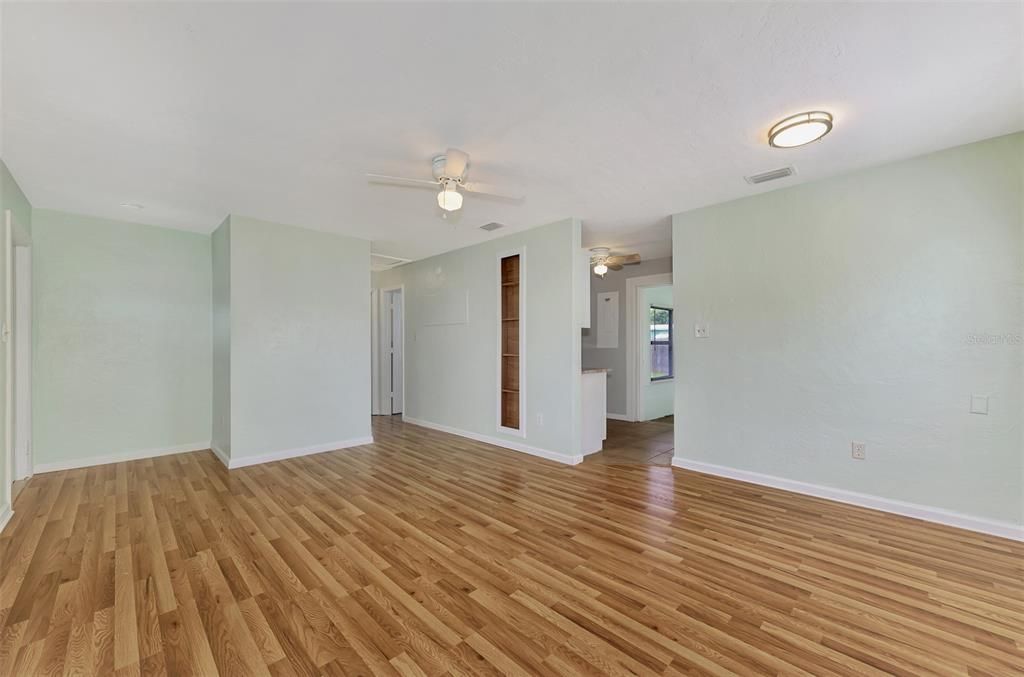 For Sale: $198,800 (2 beds, 1 baths, 781 Square Feet)