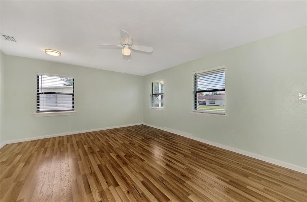 For Sale: $198,800 (2 beds, 1 baths, 781 Square Feet)