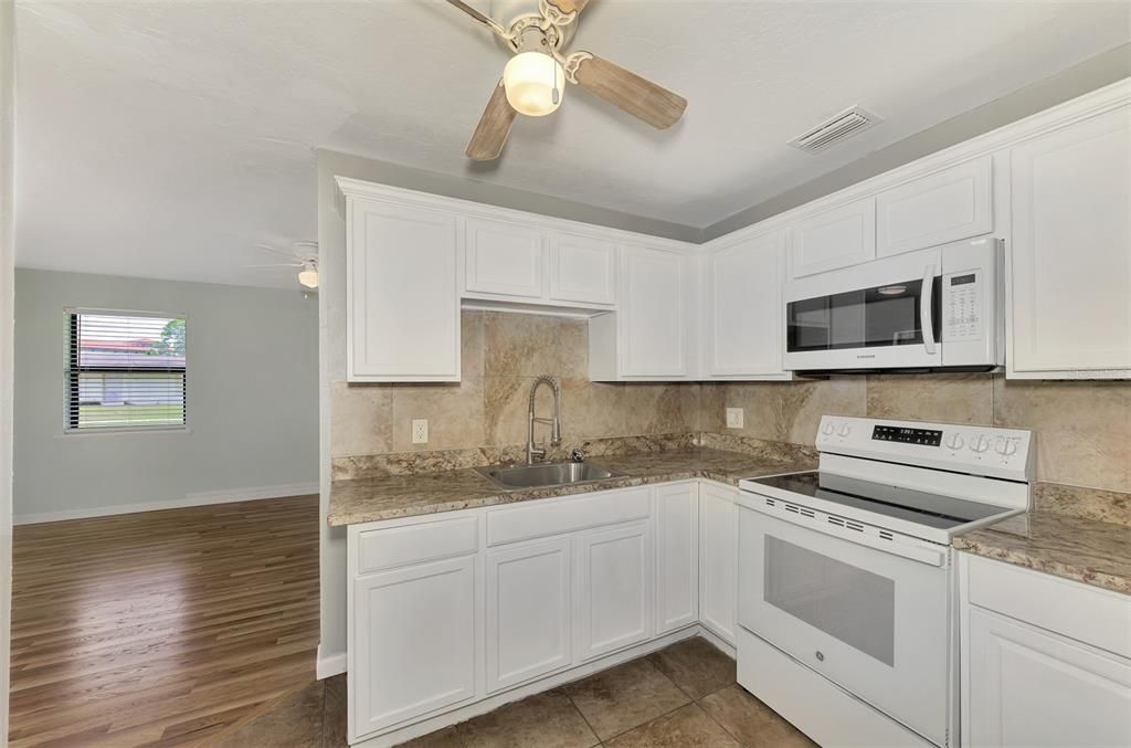 For Sale: $198,800 (2 beds, 1 baths, 781 Square Feet)