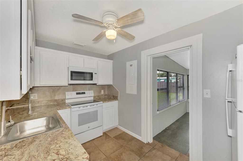 For Sale: $198,800 (2 beds, 1 baths, 781 Square Feet)