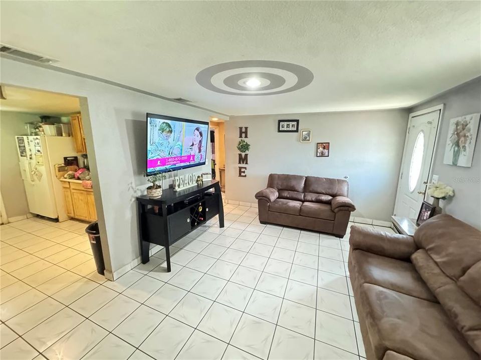 For Sale: $230,000 (2 beds, 1 baths, 672 Square Feet)