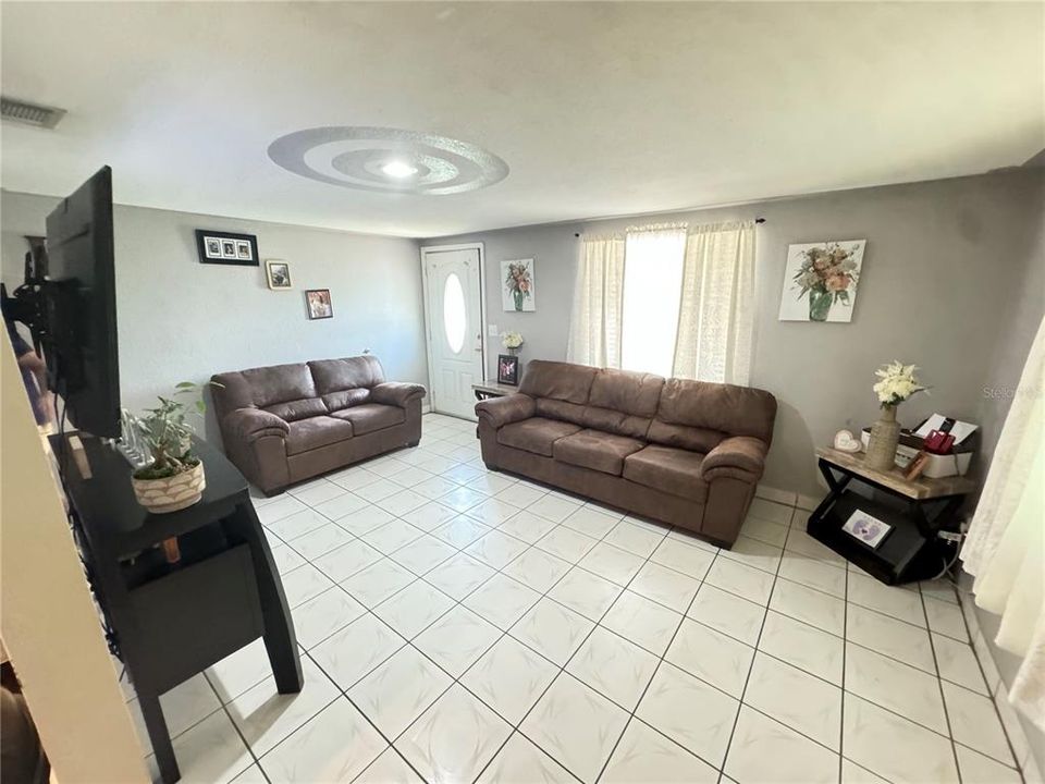 For Sale: $230,000 (2 beds, 1 baths, 672 Square Feet)