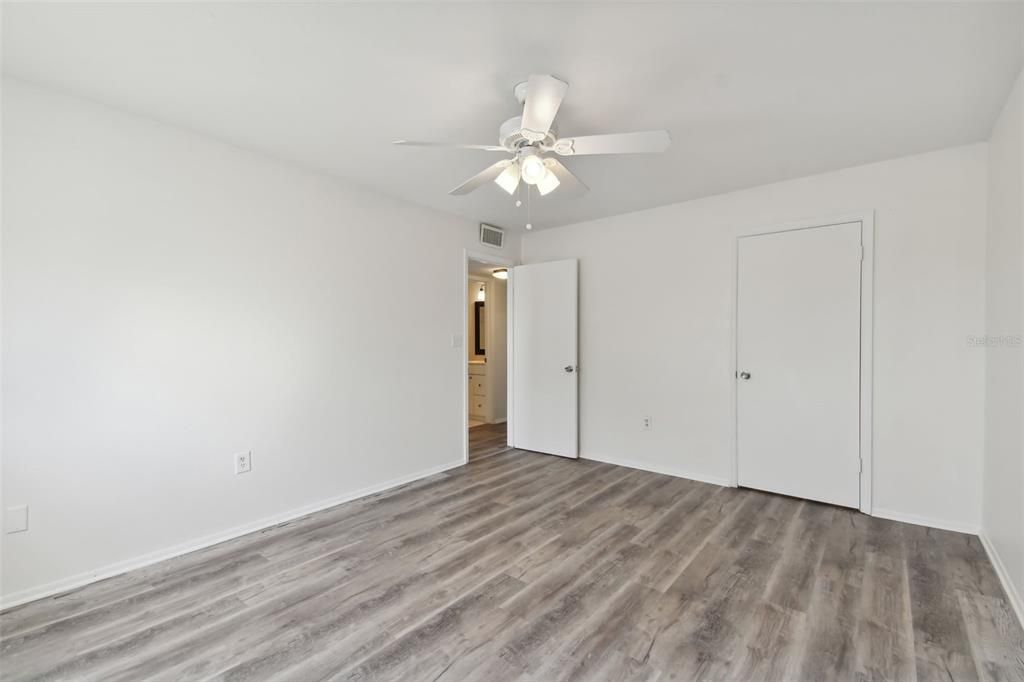 For Sale: $189,000 (2 beds, 1 baths, 915 Square Feet)