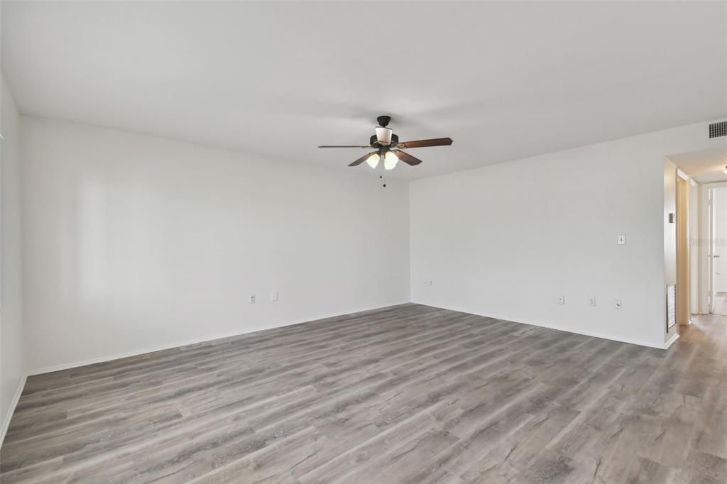 For Sale: $189,000 (2 beds, 1 baths, 915 Square Feet)