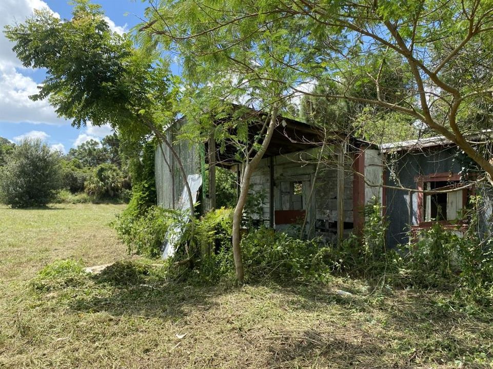 На продажу: $395,000 (1.21 acres)