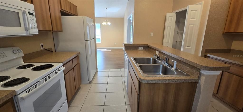 For Rent: $1,695 (4 beds, 2 baths, 1663 Square Feet)