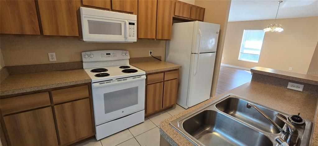 For Rent: $1,695 (4 beds, 2 baths, 1663 Square Feet)