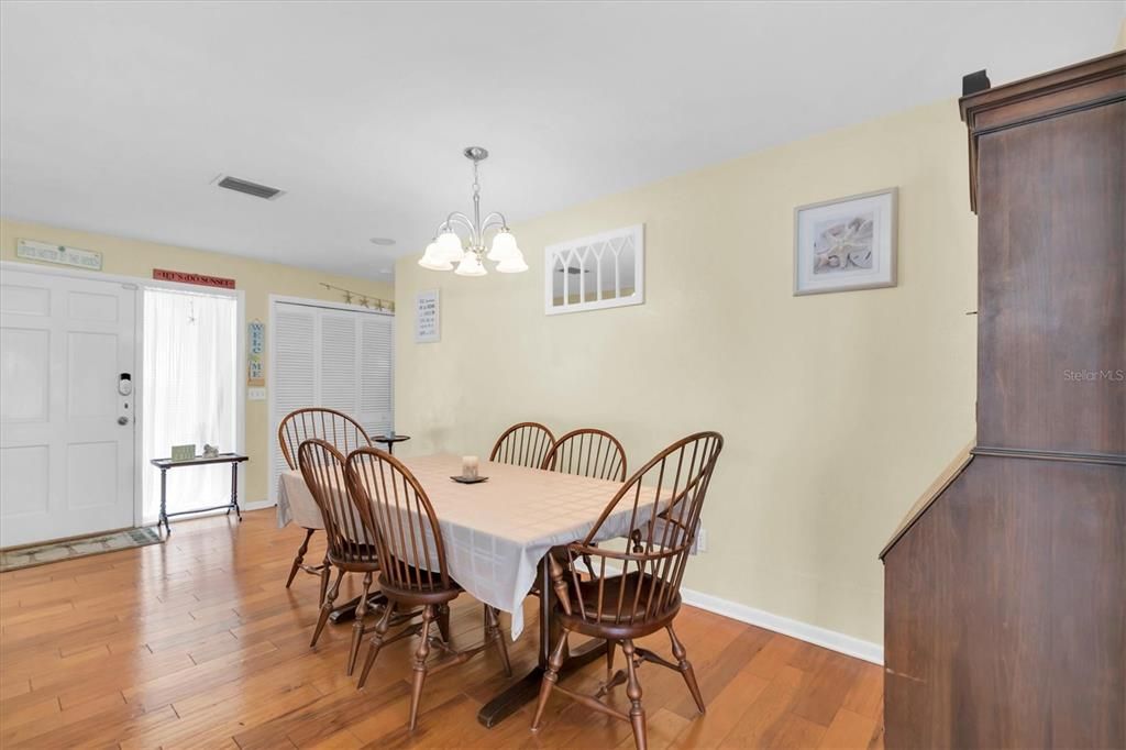 For Sale: $449,000 (2 beds, 2 baths, 1309 Square Feet)