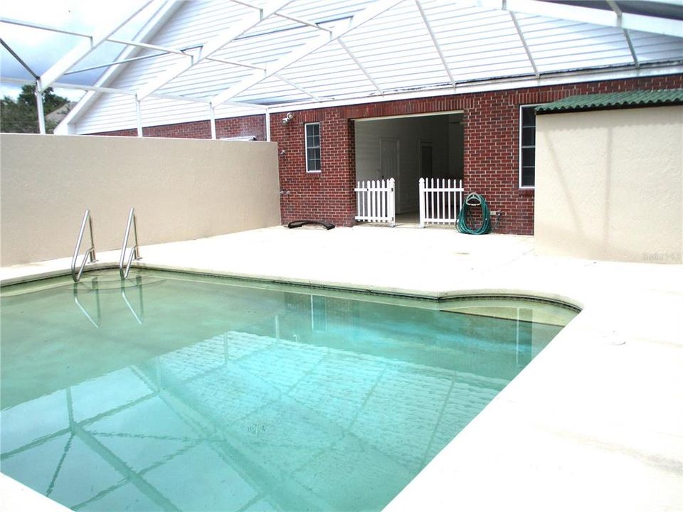 Scr Pool w/Privacy Wall