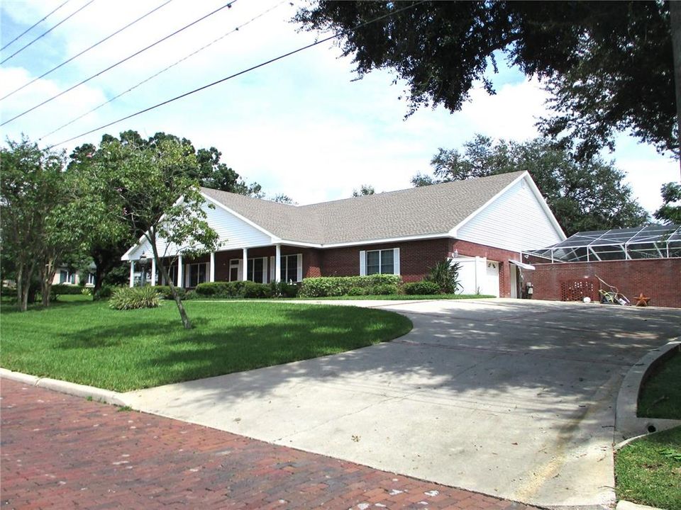 Front Right - Circular Driveway