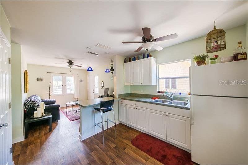 For Rent: $1,900 (2 beds, 1 baths, 740 Square Feet)