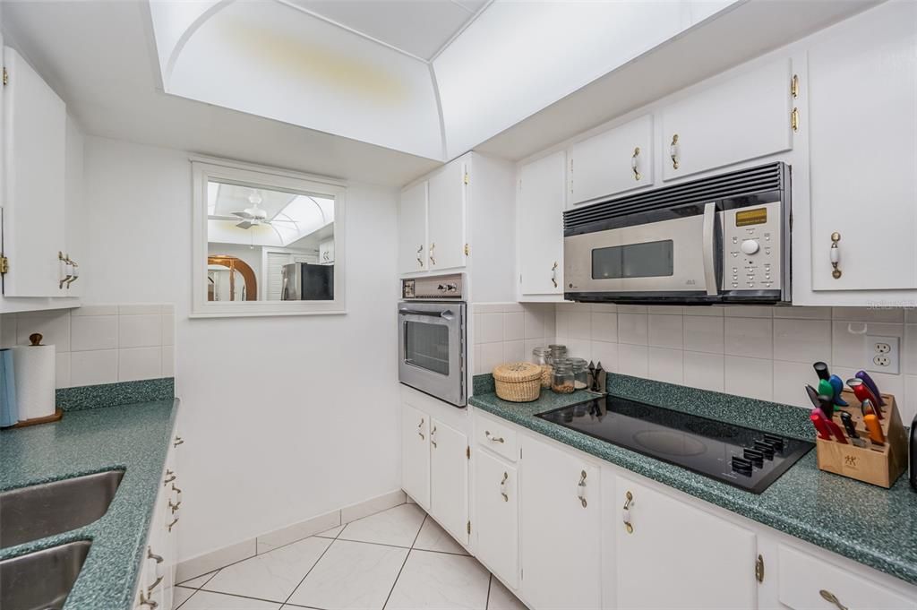 For Sale: $340,000 (2 beds, 2 baths, 1047 Square Feet)