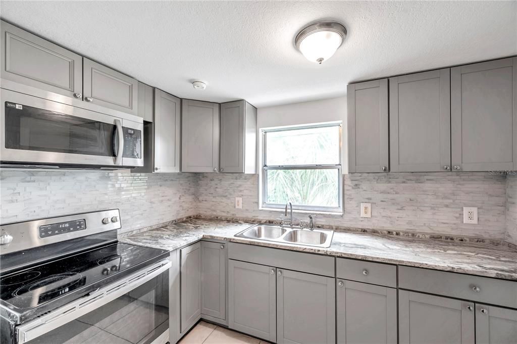 For Sale: $294,900 (3 beds, 1 baths, 932 Square Feet)