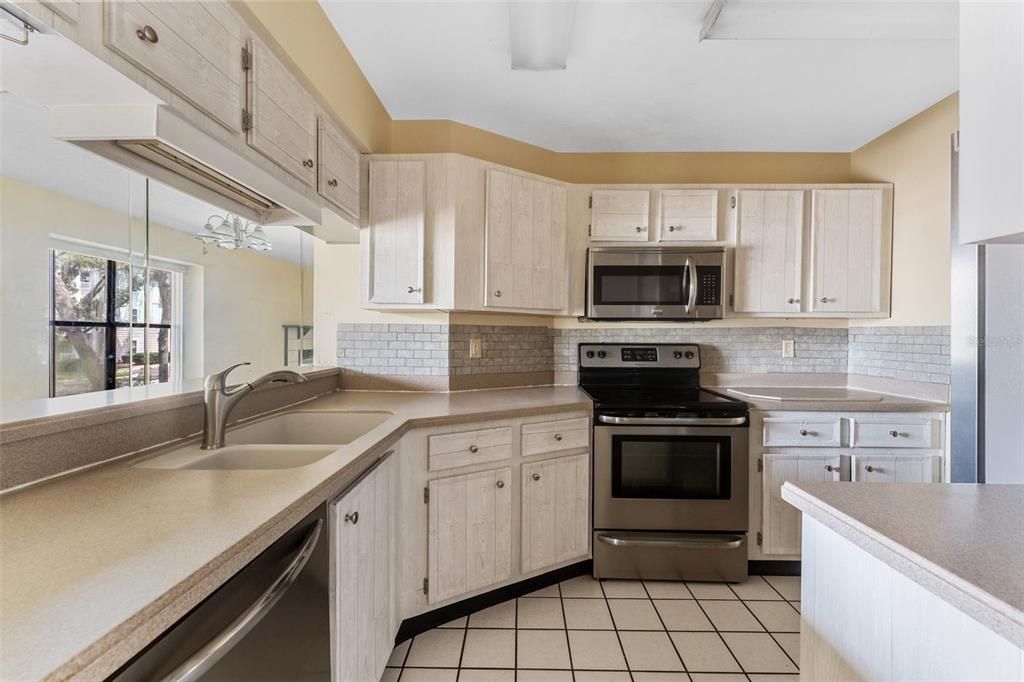 For Rent: $1,550 (2 beds, 2 baths, 912 Square Feet)