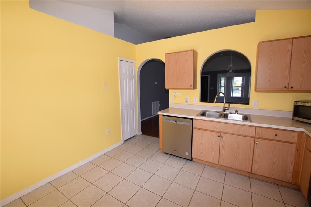 For Rent: $2,100 (3 beds, 2 baths, 1408 Square Feet)