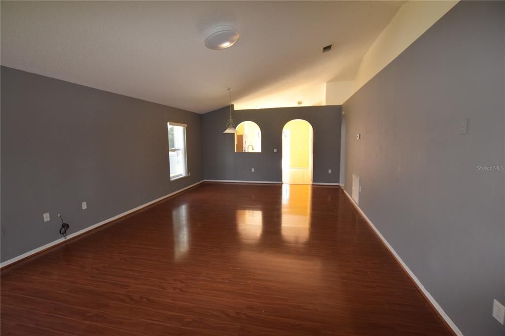 For Rent: $2,100 (3 beds, 2 baths, 1408 Square Feet)