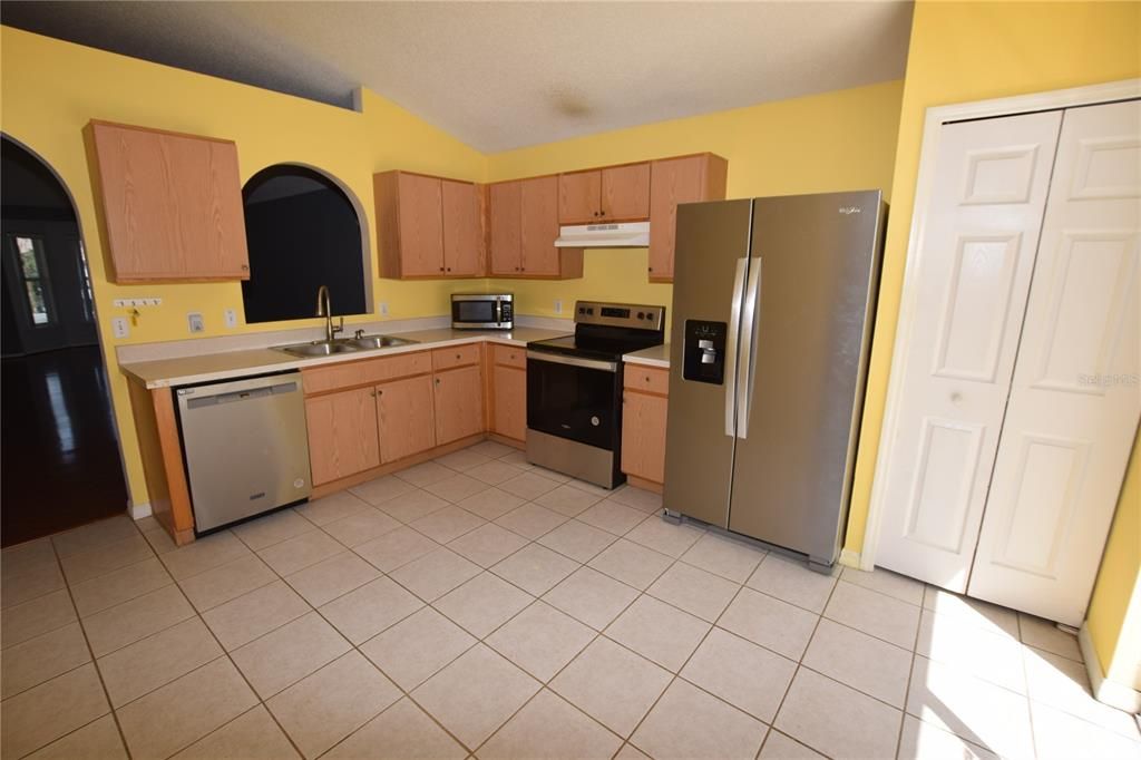 For Rent: $2,100 (3 beds, 2 baths, 1408 Square Feet)