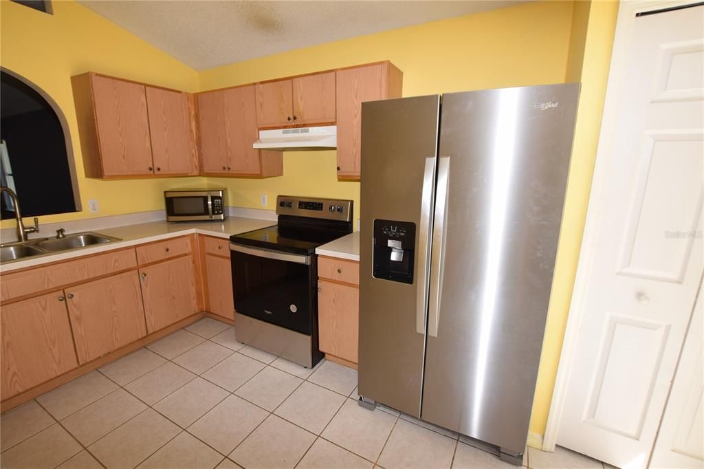 For Rent: $2,100 (3 beds, 2 baths, 1408 Square Feet)