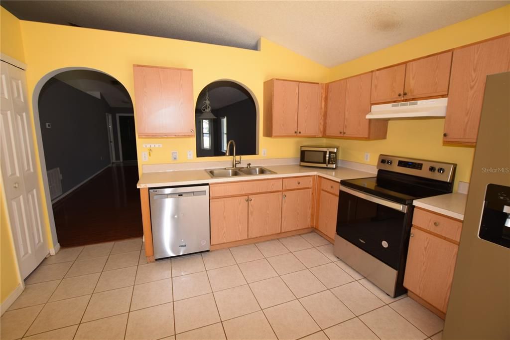 For Rent: $2,100 (3 beds, 2 baths, 1408 Square Feet)