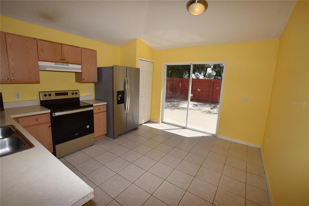 For Rent: $2,100 (3 beds, 2 baths, 1408 Square Feet)