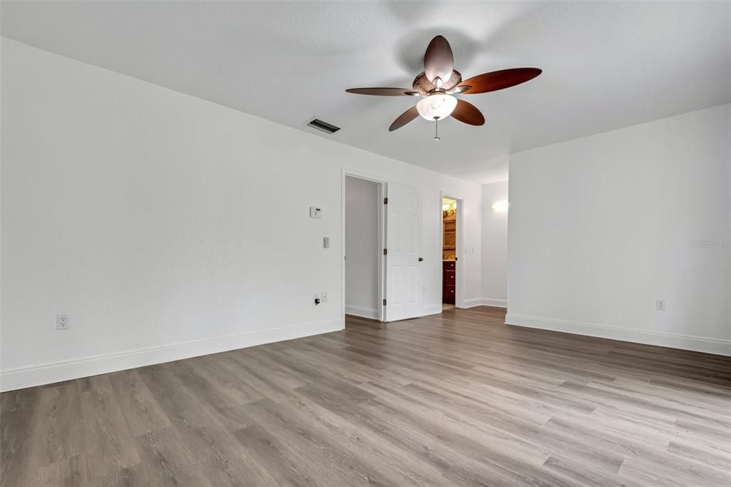 All new wood laminate flooring and new paint.