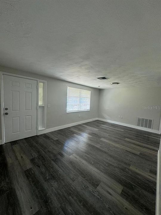 For Rent: $1,600 (3 beds, 1 baths, 1392 Square Feet)