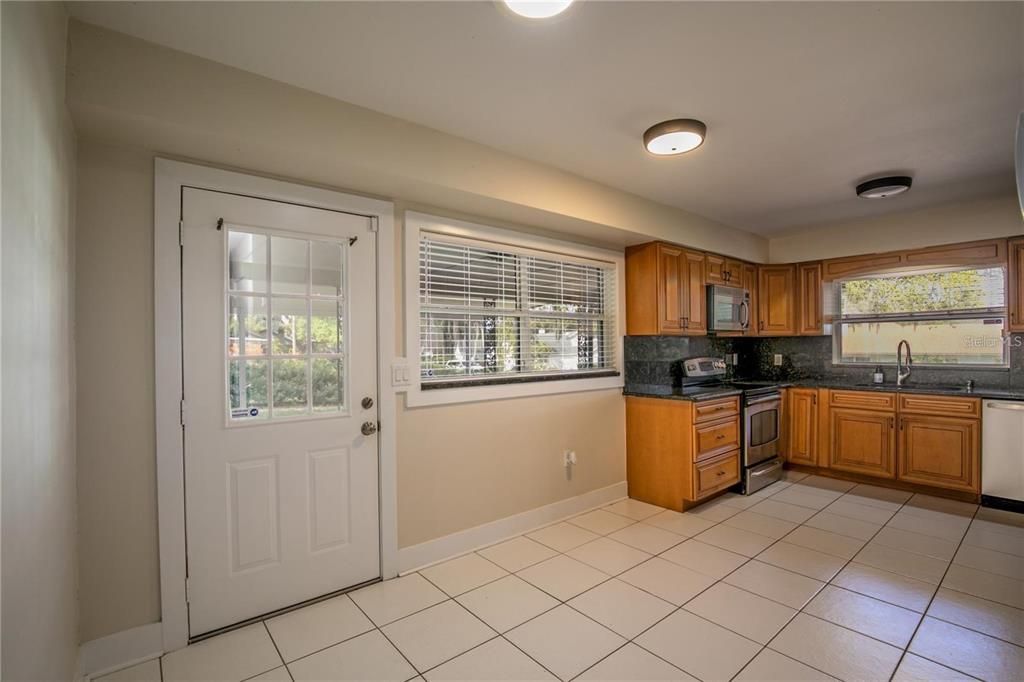 For Rent: $1,950 (3 beds, 2 baths, 1726 Square Feet)