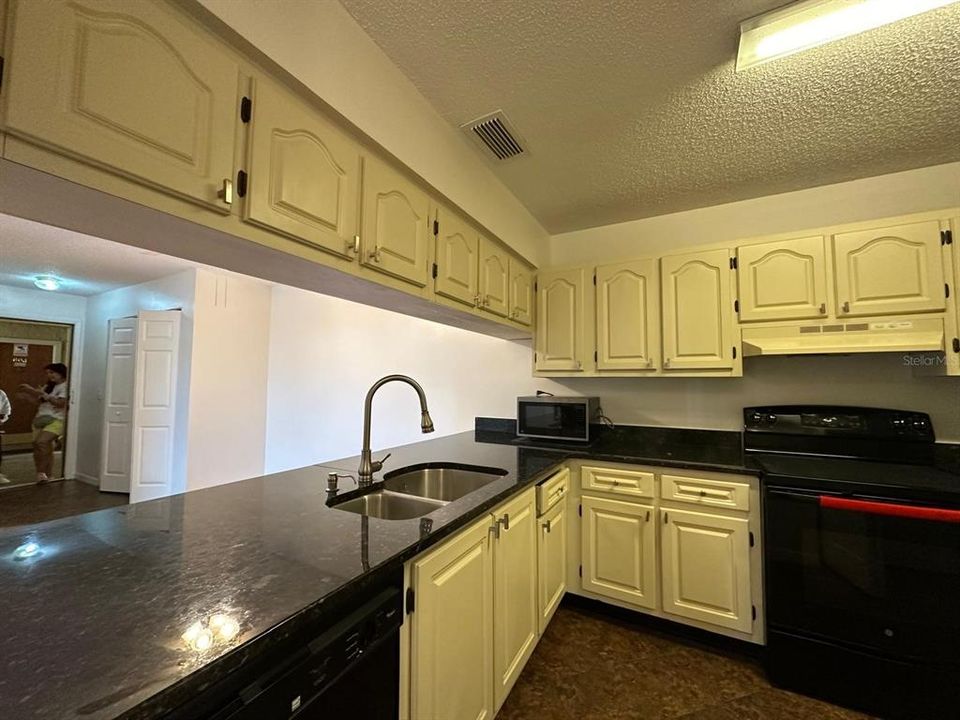 For Sale: $195,000 (2 beds, 2 baths, 1126 Square Feet)