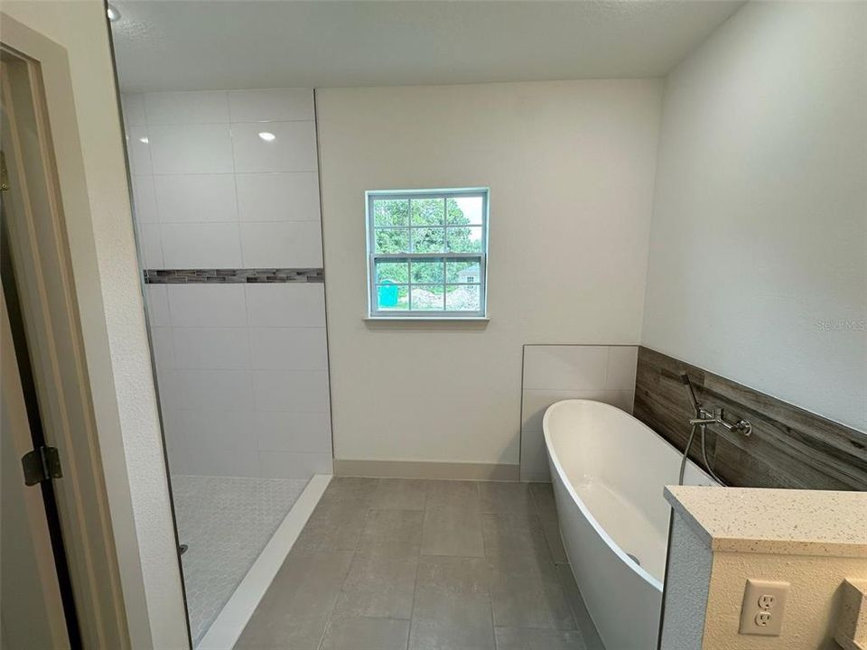 For Rent: $2,000 (4 beds, 2 baths, 1679 Square Feet)