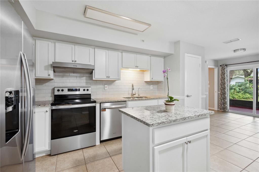 Active With Contract: $279,900 (3 beds, 2 baths, 1465 Square Feet)