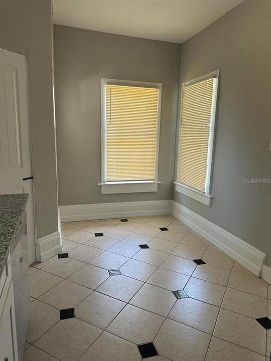 For Rent: $1,800 (2 beds, 1 baths, 950 Square Feet)