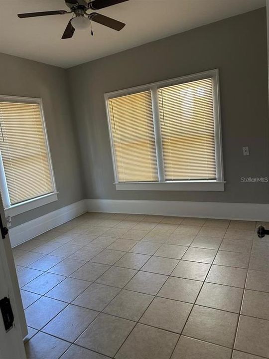 For Rent: $1,800 (2 beds, 1 baths, 950 Square Feet)