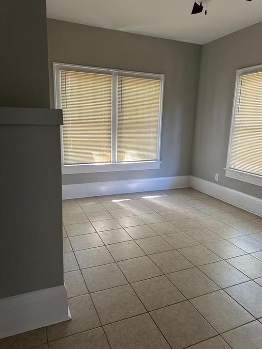 For Rent: $1,800 (2 beds, 1 baths, 950 Square Feet)