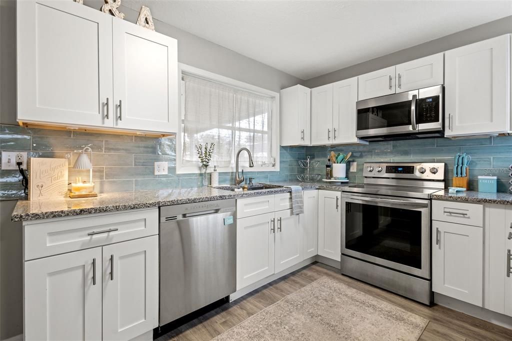 Active With Contract: $317,900 (2 beds, 1 baths, 1040 Square Feet)