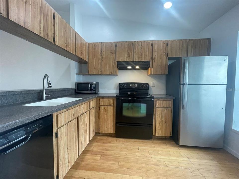 For Rent: $1,900 (2 beds, 1 baths, 916 Square Feet)