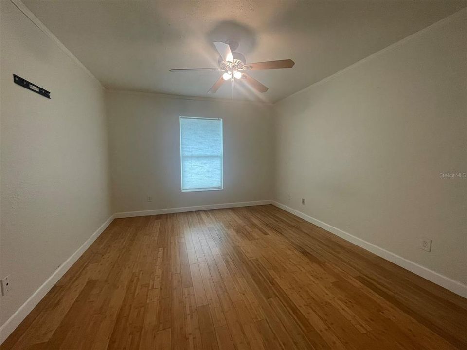 For Rent: $1,900 (2 beds, 1 baths, 916 Square Feet)