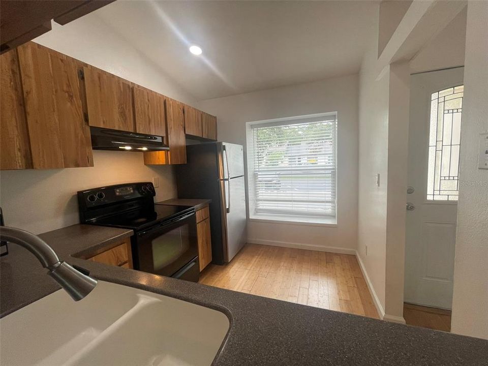 For Rent: $1,900 (2 beds, 1 baths, 916 Square Feet)