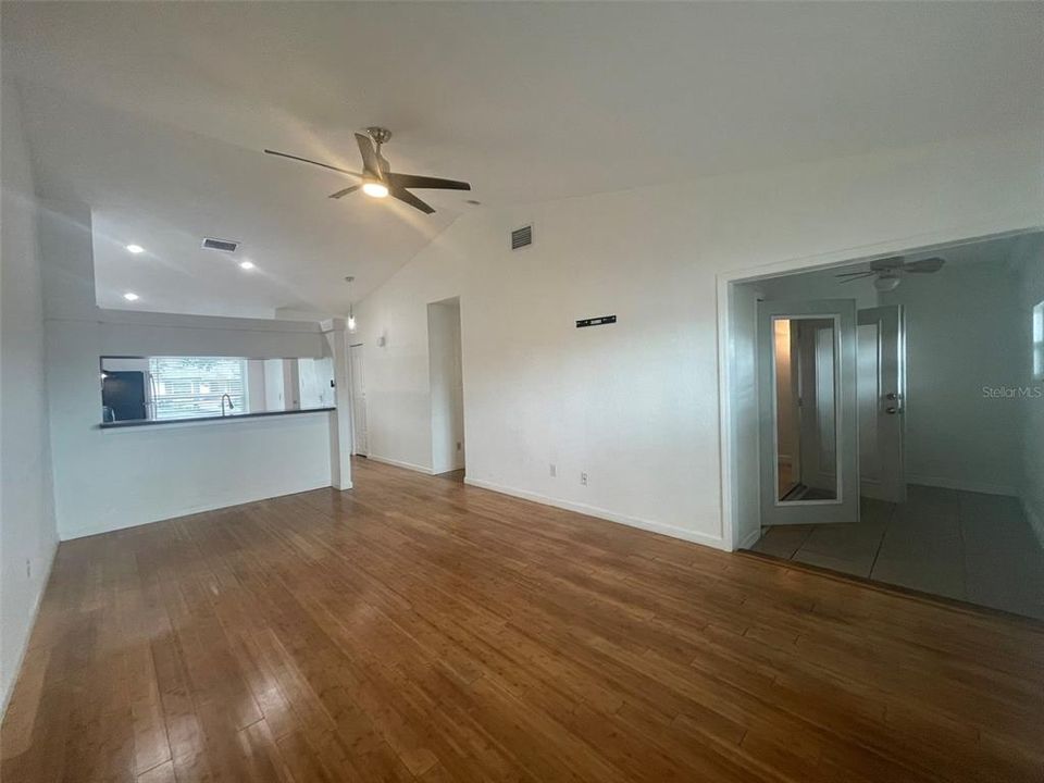 For Rent: $1,900 (2 beds, 1 baths, 916 Square Feet)