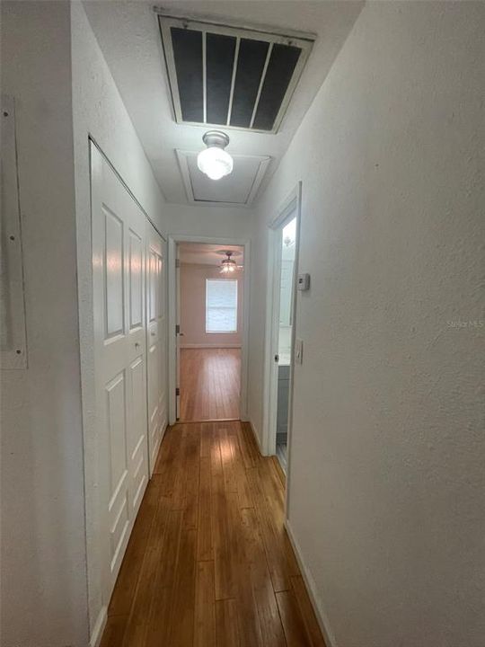 For Rent: $1,900 (2 beds, 1 baths, 916 Square Feet)