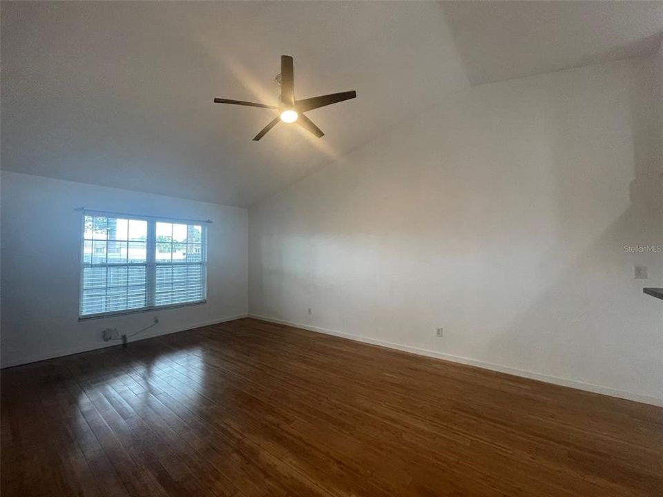 For Rent: $1,900 (2 beds, 1 baths, 916 Square Feet)