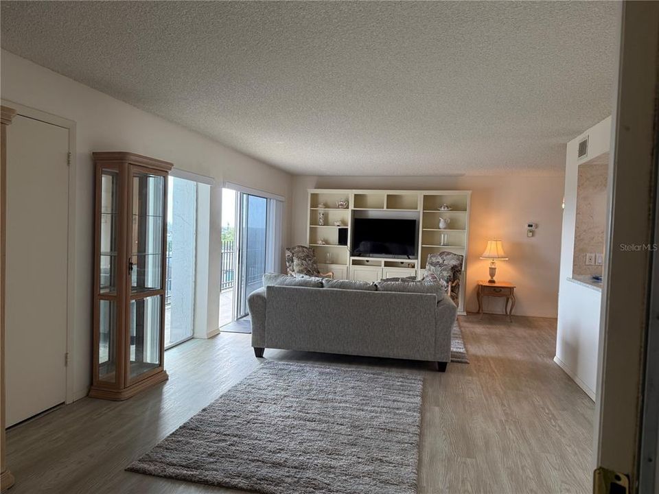 Activo con contrato: $3,500 (2 camas, 2 baños, 1275 Pies cuadrados)