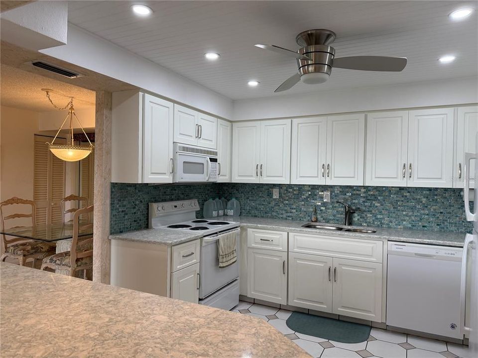 Activo con contrato: $3,500 (2 camas, 2 baños, 1275 Pies cuadrados)