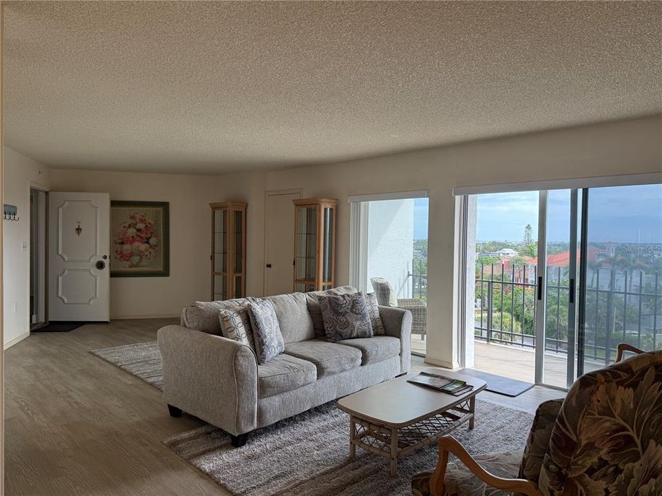 Activo con contrato: $3,500 (2 camas, 2 baños, 1275 Pies cuadrados)