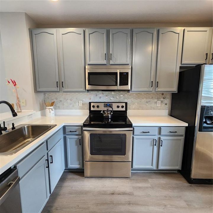 For Rent: $2,200 (2 beds, 2 baths, 987 Square Feet)