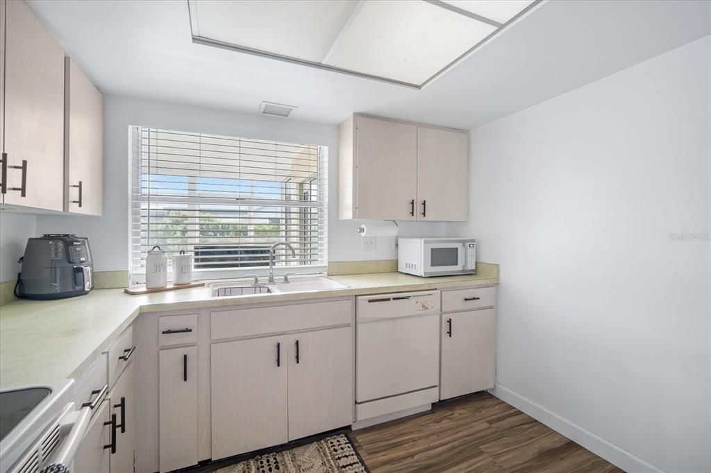 For Sale: $420,000 (2 beds, 2 baths, 1342 Square Feet)