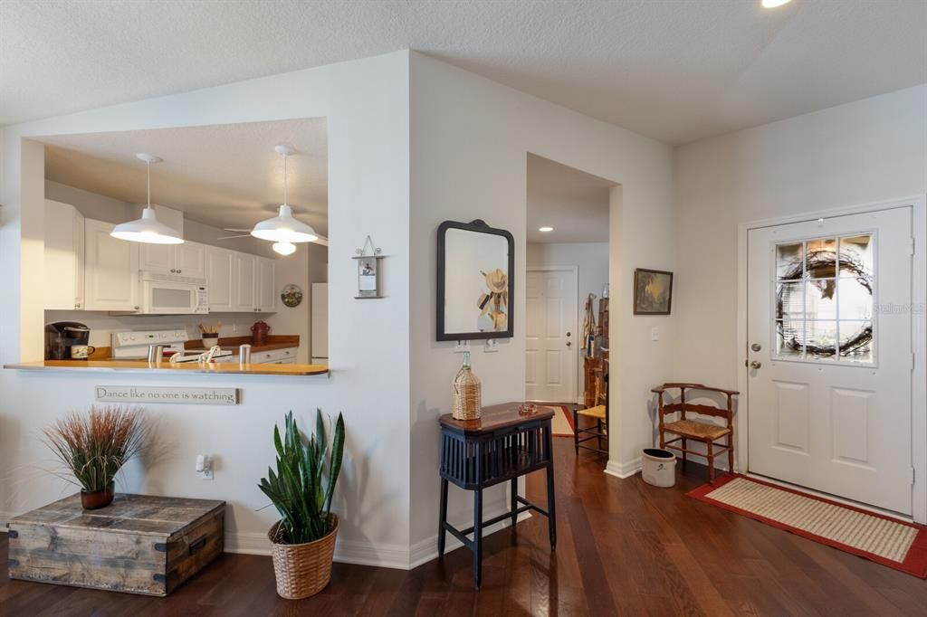 For Sale: $379,900 (2 beds, 2 baths, 1705 Square Feet)