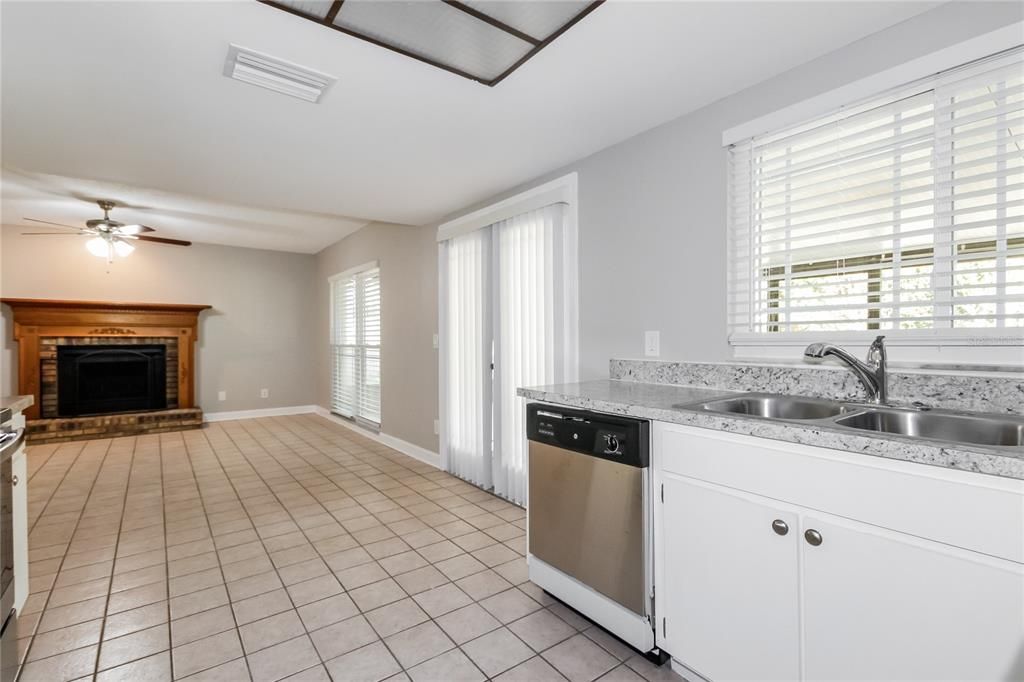 For Rent: $2,340 (3 beds, 2 baths, 1724 Square Feet)