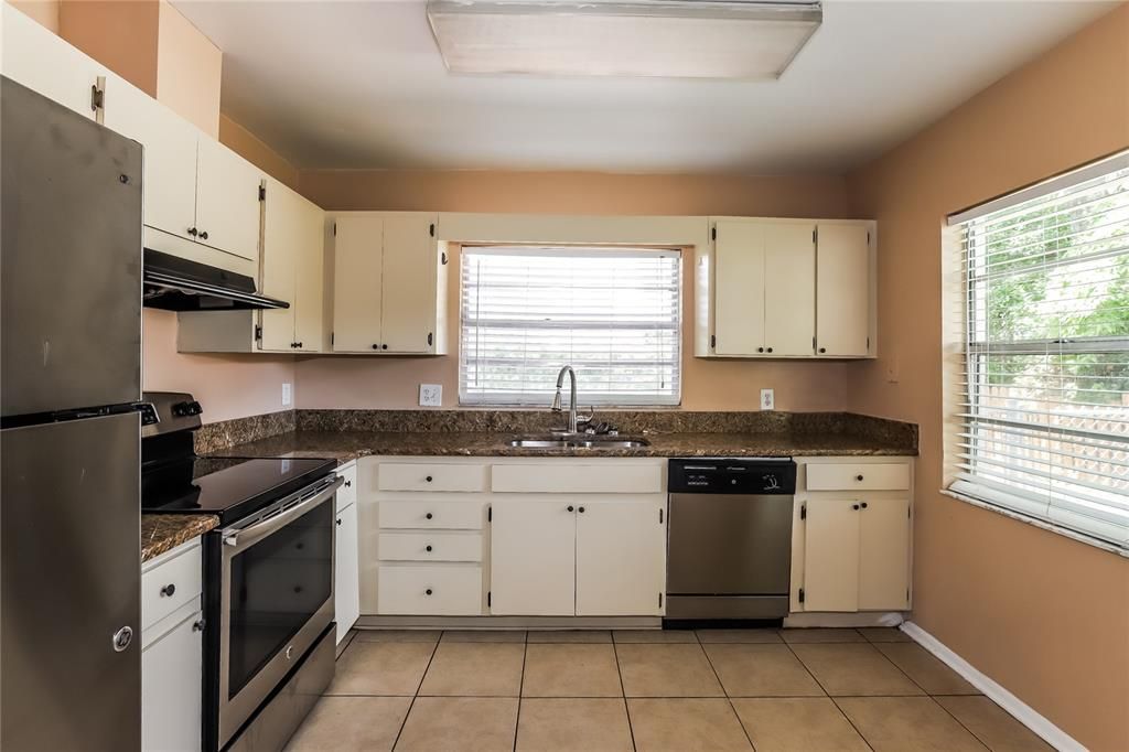 For Rent: $1,900 (3 beds, 1 baths, 1428 Square Feet)