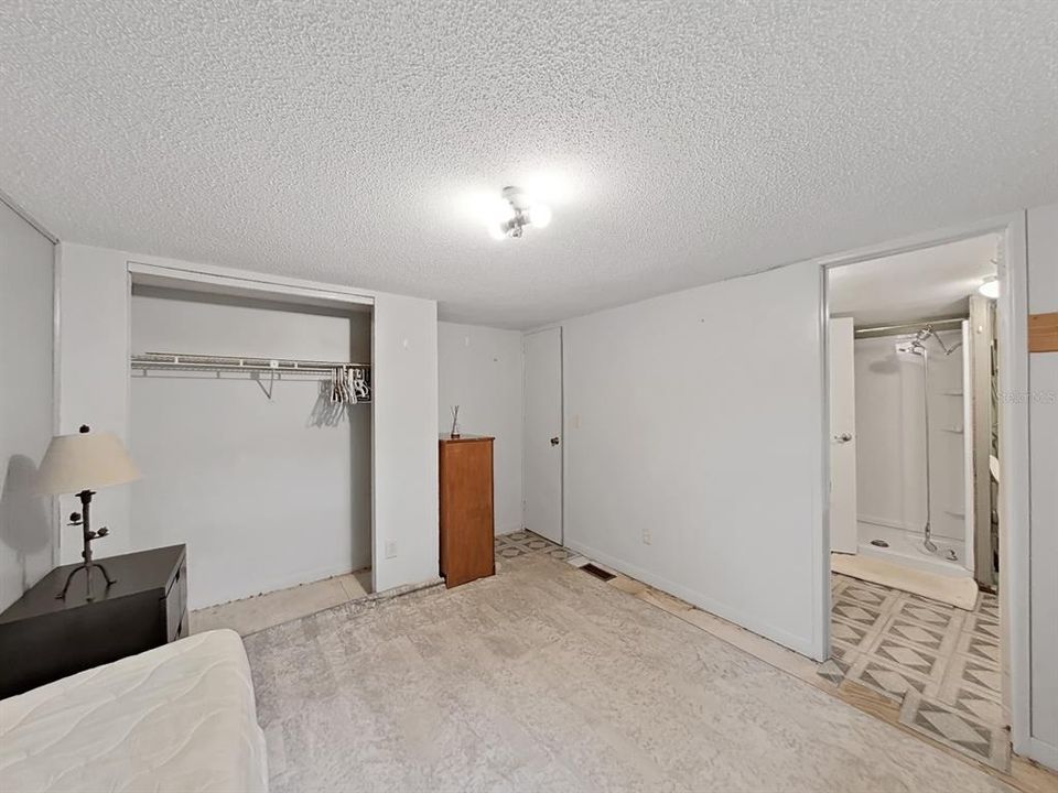 Active With Contract: $130,000 (2 beds, 1 baths, 728 Square Feet)